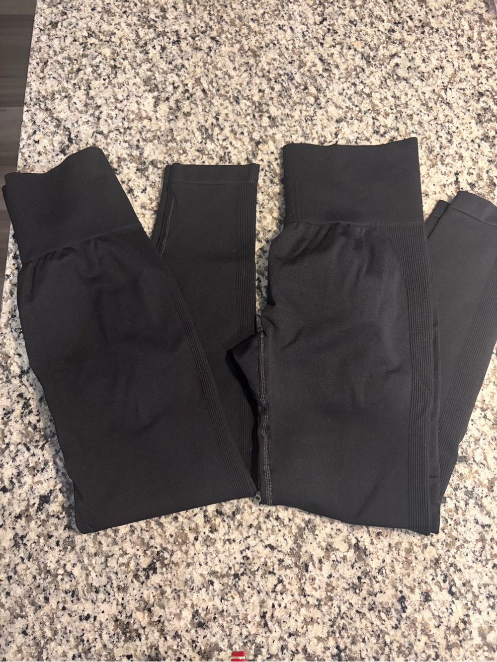 2High-Rise Compression Black Seamless Leggings w/butt scrunch for Everyday wear